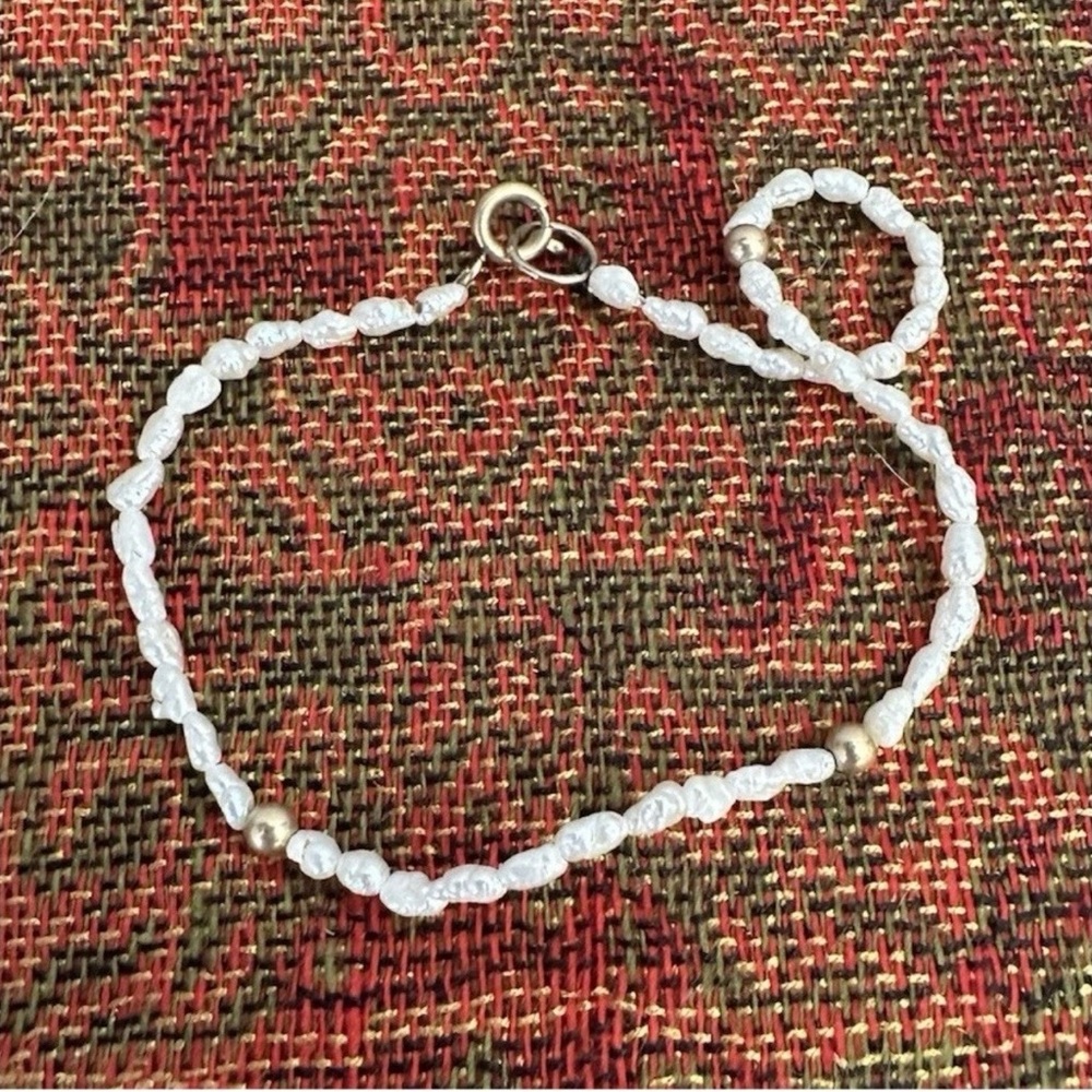 Small Perl ankle bracelet with gold clasp.